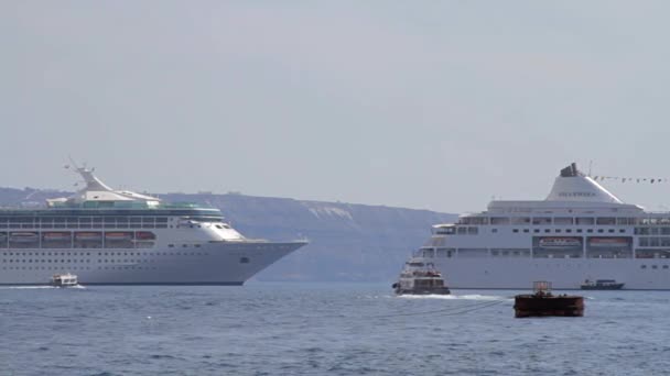 Pequeños Barcos Transportan Personas Cruceros Estacionados Paisaje Marino Santorini Grecia — Vídeo de stock