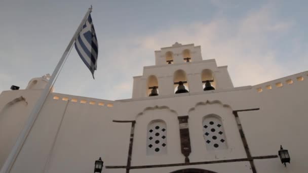 Uma Bandeira Grega Está Batendo Frente Uma Igreja Ortodoxa Grega — Vídeo de Stock