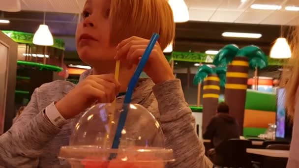 Crianças Menino Menina Bebendo Palhas Restaurante Fast Food Parque Diversões — Vídeo de Stock