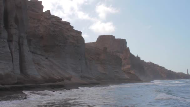 Czarny Piasek Plaży Santorini Grecja Otoczony Białymi Formacjami Wulkanicznymi — Wideo stockowe