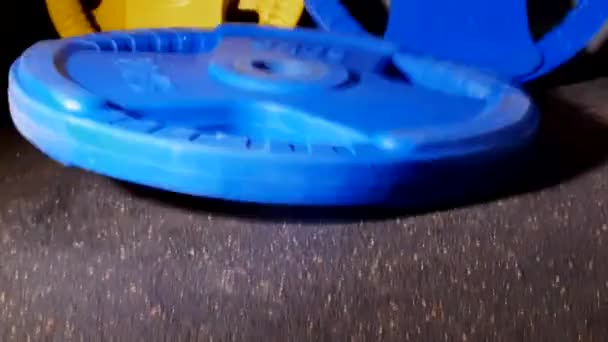 상업용 체육관에 바닥에 파란색 체육용 웨이트 플레이트 — 비디오