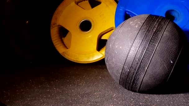スラムダンクメッドボールゴム製のボールは ジムで床を打つ打撃を取る — ストック動画