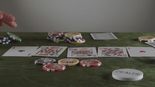 Ενώ Παίζει Πόκερ Κάποιος Ρίχνει Δύο Άσσους Κάρτες — Αρχείο Βίντεο