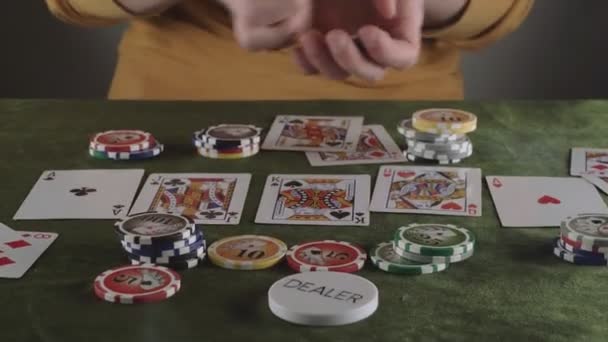 Tijdens Het Spelen Van Poker Door Elkaar Line Iemand Druppels — Stockvideo