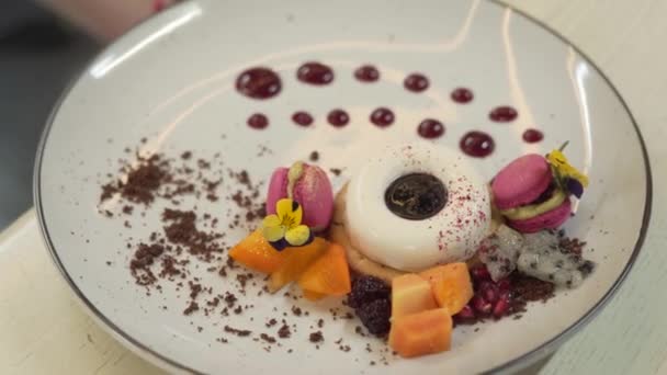 Närbild Dessert Gjord Rosa Makaroner Bitar Frukt Och Droppar Körsbärssylt — Stockvideo