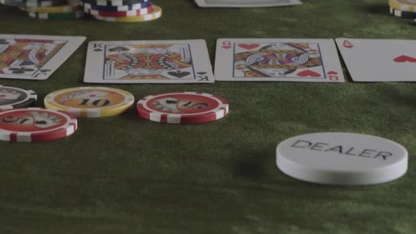Podczas Gry Pokera Bliższy Widok Ktoś Upuszcza Dwie Karty Asa — Wideo stockowe