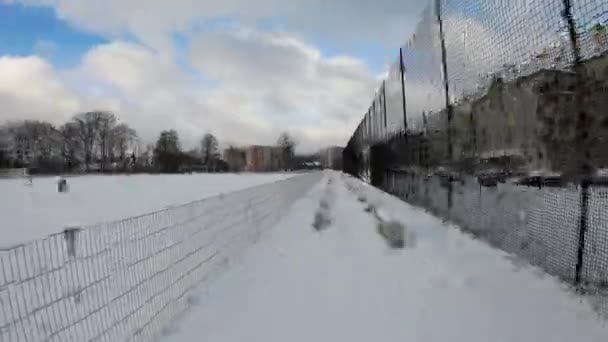 Schnappschuss Einer Verschneiten Sportanlage Einem Vorort Der Stadt — Stockvideo