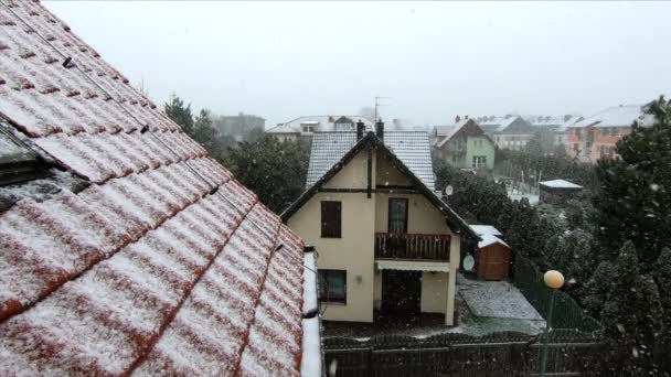 Slow Motion Schot Van Sneeuw Vallen Een Voorstad Van Stad — Stockvideo