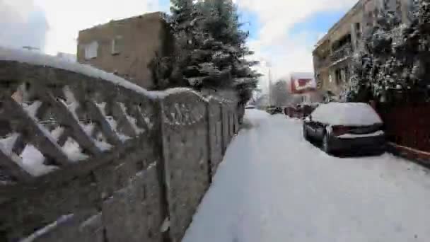城市郊区街道上覆盖着积雪的过山车 — 图库视频影像