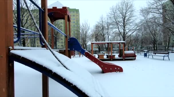 Χιόνι Πέφτει Μια Μικρή Παιδική Χαρά Στην Πόλη Σφηνάκι Αργής — Αρχείο Βίντεο