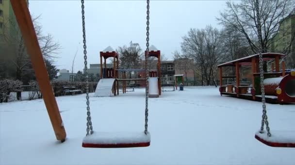 Sneeuw Valt Een Kleine Speeltuin Stad Slow Motion Tracking Schot — Stockvideo