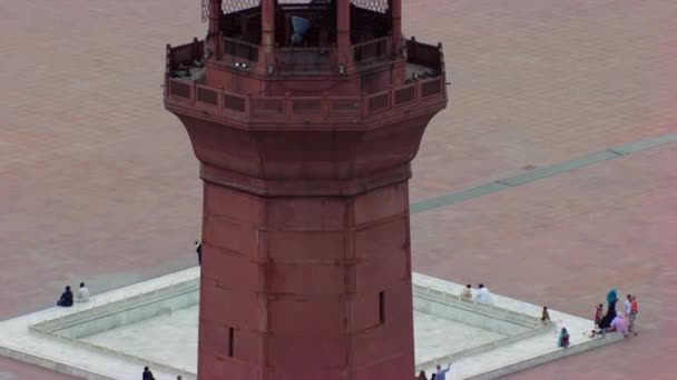 拉合尔 巴基斯坦 拉合尔 把世界著名的巴德沙希清真寺尖塔的空中景观放大 参观的女士们 先生们和孩子们在清真寺里 崇拜的人在清真寺的地面上 — 图库视频影像