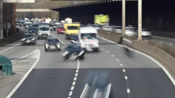 日中の認識できない高速道路交通の広いビュー 長いシャッタービデオタイムラプススタイル — ストック動画