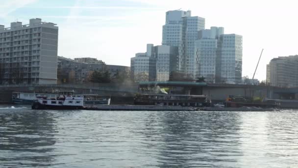 Barge Transportant Sable Sur Une Rivière Dans Centre Ville Quartier — Video