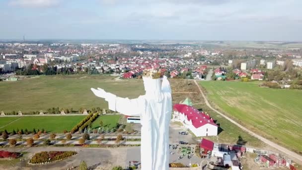 Вид Беспилотника Статую Христа Царя Свибодзине Польша Европа Фоне Города — стоковое видео