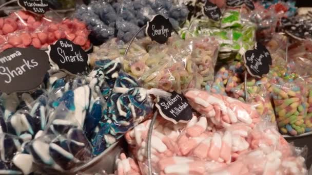 Leckere Und Bunte Bonbons Zum Verkauf Körben Süßwarenladen — Stockvideo