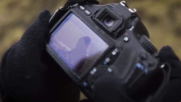 Close Van Het Controleren Van Laatste Foto Camera Regenachtige Dag — Stockvideo