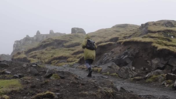 Slow Motion Žena Pláštěnce Prochází Mlhavou Krajinou Skotska — Stock video
