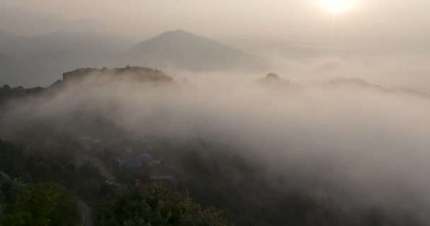 Nebelschwaden Wälzen Sich Durch Das Tal Fuße Des Himilaya Gebirges — Stockvideo