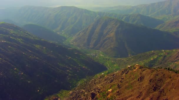 Gebirgslandschaft Mit Drohne Große Grüne Gebirgsserie Mit Häusern Luftflug Über — Stockvideo