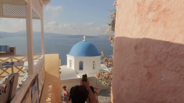 Toeristen Lopen Langs Beroemde Blauwe Koepel Kapel Met Het Uitzicht — Stockvideo