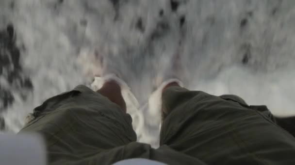 Barfuß Einem Schwarzen Sandstrand Stehend Standpunkt Eingeschlagen Wellen Schlagen Auf — Stockvideo