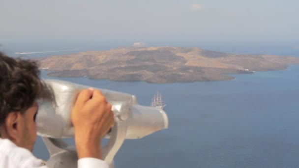 Uomo Sta Godendo Vista Della Caldera Santorini Attraverso Binocolo Pubblico — Video Stock