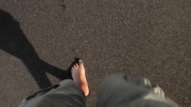 Punkt Widzenia Ujęcie Człowieka Chodzącego Barefeet Czarnej Plaży Piaskowej Następnie — Wideo stockowe