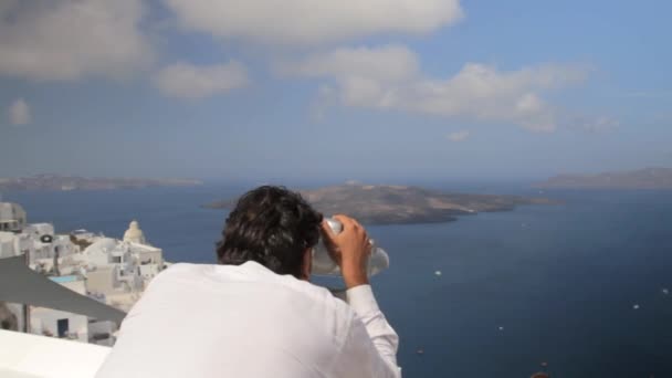 Muž Bílé Košili Přiblíží Veřejnému Dalekohledu Který Dohlíží Výhled Santorini — Stock video