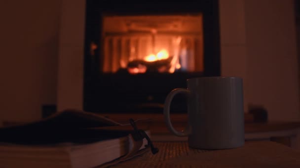 Acogedor Fondo Viejo Cuaderno Una Taza Con Vapor Caliente Saliendo — Vídeo de stock