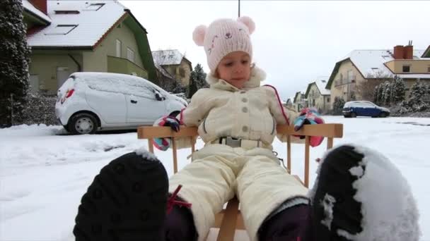 Liten Flicka Snösläde Hon Rider Genom Snötäckt Stadsdel — Stockvideo