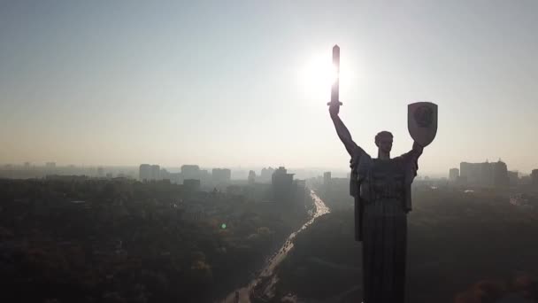 Drohnenaufstieg Mutterland Denkmal Mit Der Skyline Von Kiew Ukraine Hintergrund — Stockvideo