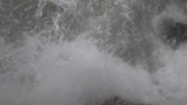 Close Birds Eye View Waves Violently Crashing Rocks — Αρχείο Βίντεο