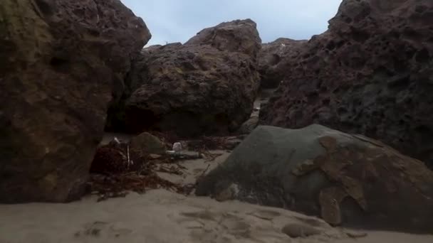 Camera Tracks Sand Rises Rock Wall Revealing Anchored Sail Boats — Video Stock