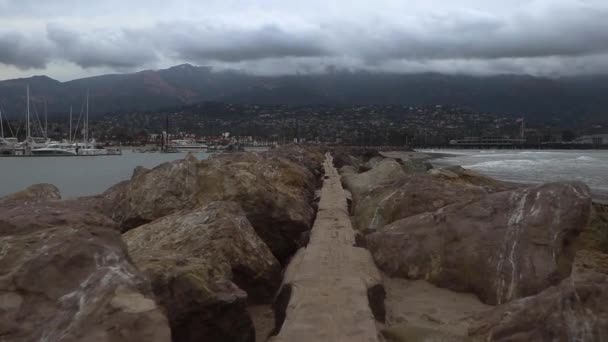 Camera Wood Plank Rocks Either Side Ocean Surrounding Walkway Santa — ストック動画