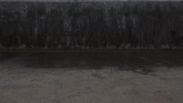 Revelando Tiro Parede Concreto Apenas Para Descobrir Largo Oceano Aberto — Vídeo de Stock