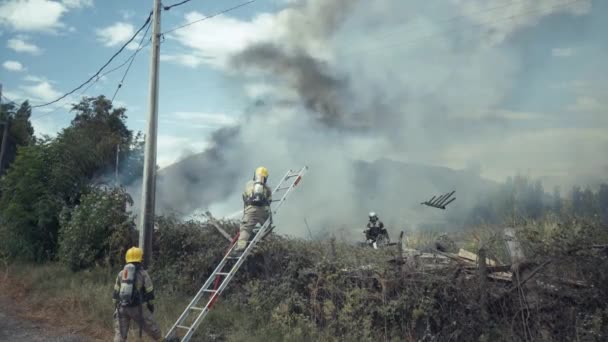 Firefighters Action Farm Flames Chile — Video Stock
