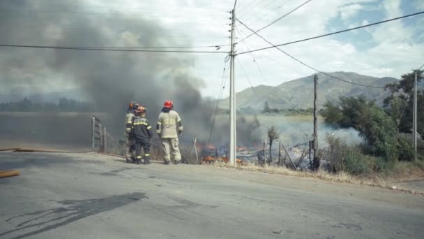 Firefighters Action Farm Flames Chile — Αρχείο Βίντεο