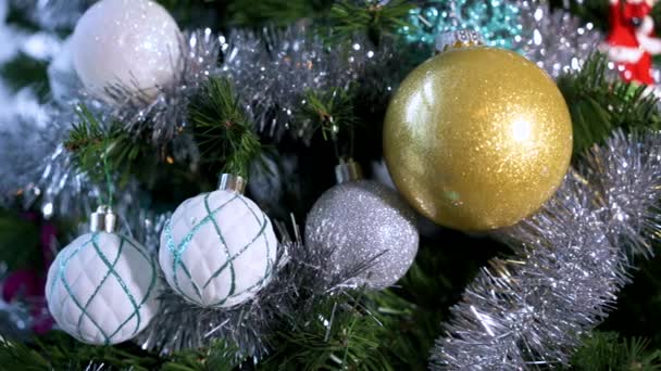 Close Decorations Ornaments Tinsel Green Christmas Tree Home — Vídeo de stock