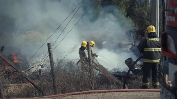Firefighters Action Farm Flames Chile — Stockvideo