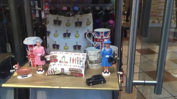 Queen Elizabeth Souvenir Shop — Stok video