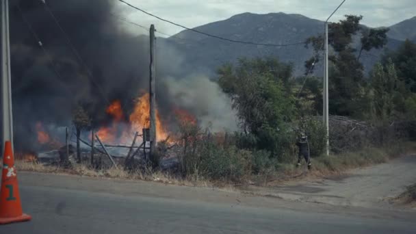 Firefighters Action Farm Flames Chile — Stockvideo