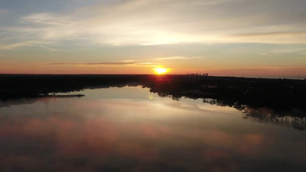フロリダ州パウェル湖での朝の日の出 カラフルな空と湖のようなミラー — ストック動画