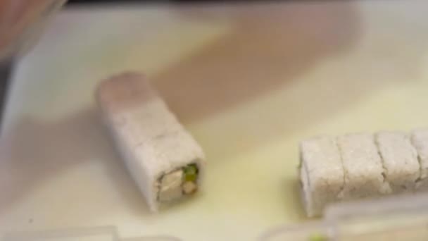 Blízká Scéna Vaření Šéf Dělá Sushi Rolky Vzal Nakrájený Sushi — Stock video