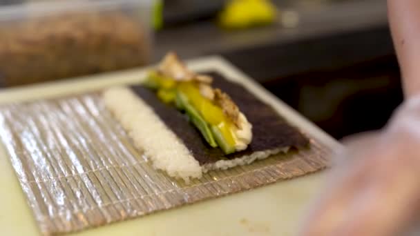 Enge Szene Des Kochprozesses Koch Macht Ein Sushi Brötchen Schneidet — Stockvideo