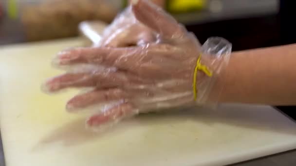 Dicht Bij Het Kookproces Chef Maakt Sushi Broodjes Hij Vormt — Stockvideo