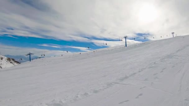 滑雪场地面滑雪车和滑雪者 — 图库视频影像