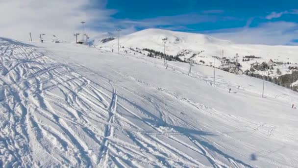 Oppervlakte Skilift Trekken Skiërs Uitzicht Vanaf Een Kabelbaan — Stockvideo