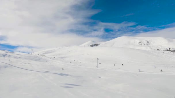 滑雪场 配有地面滑雪车 背靠山顶 — 图库视频影像