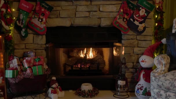Різдвяна Сцена Вогняним Місцем — стокове відео